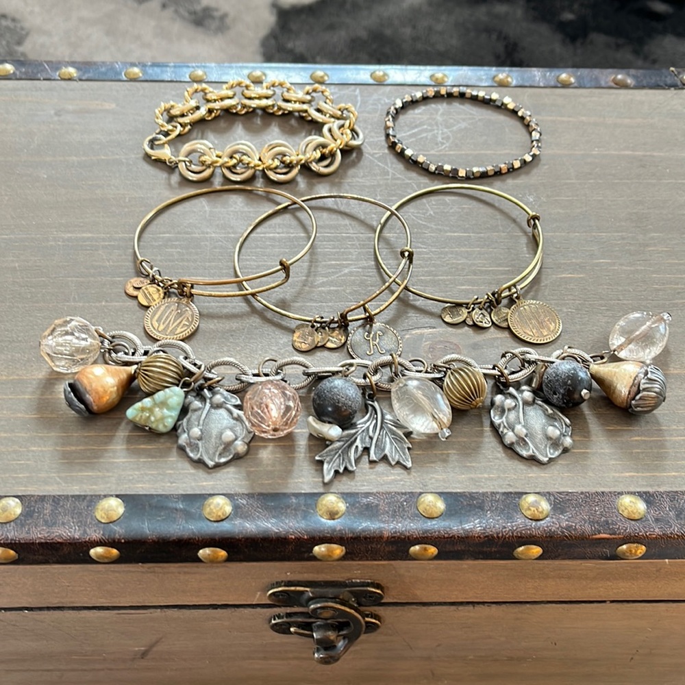 6 bracelets for less than the $ of 1✔️